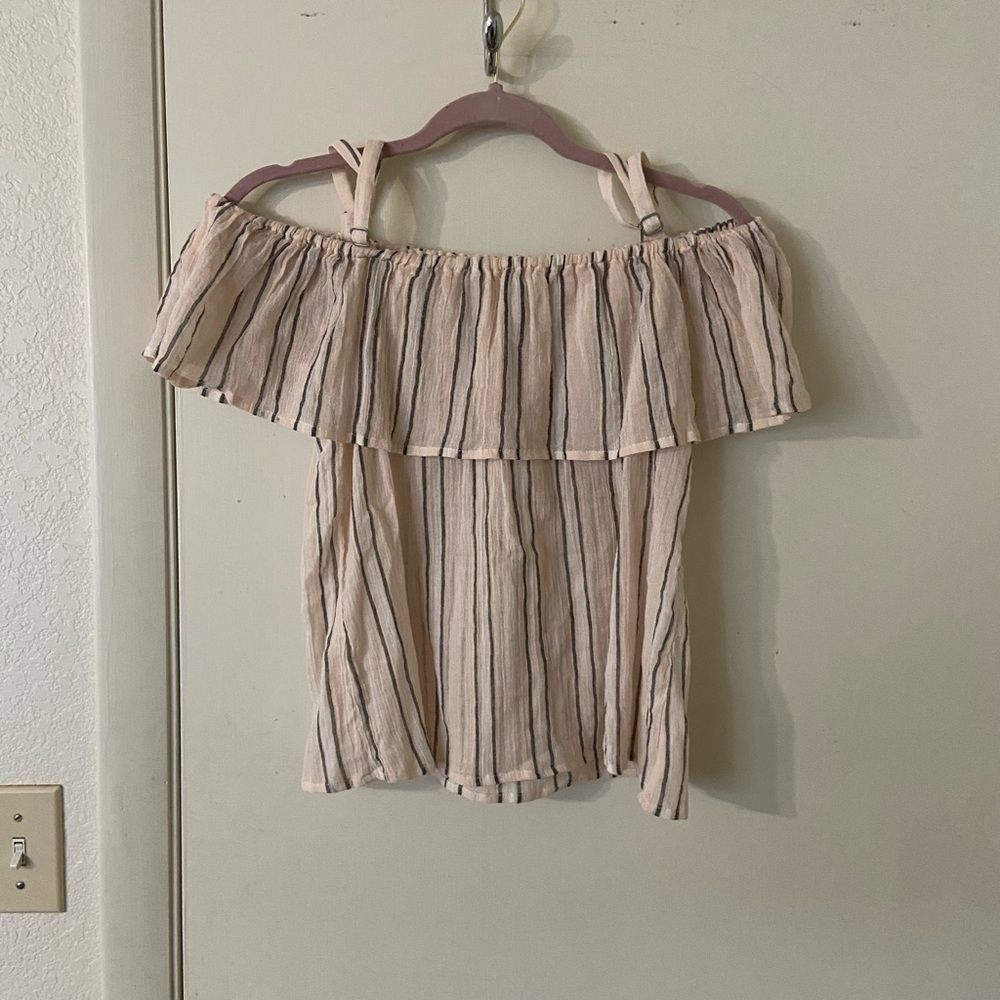 Shyanne off shoulder blouse size medium
